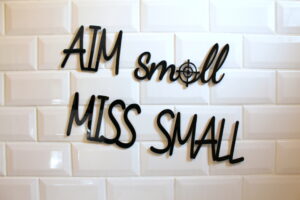 WC-skilt - Aim small miss small